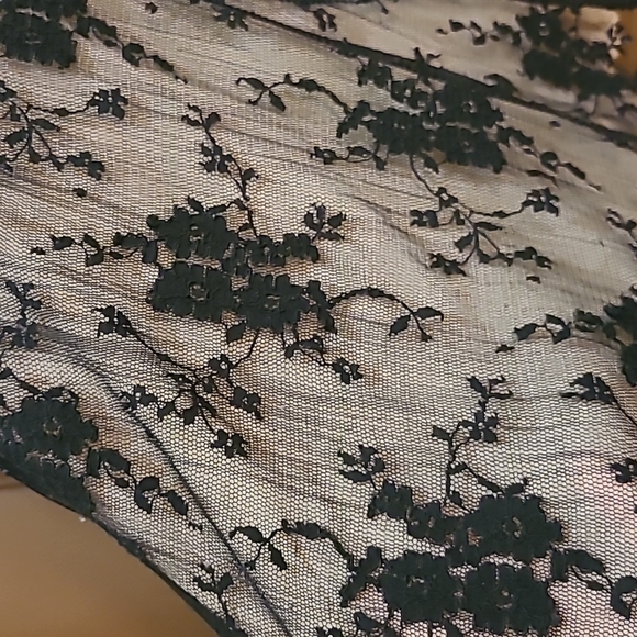 Artizia Wilfred lace sheer tank - Picture 3 of 4